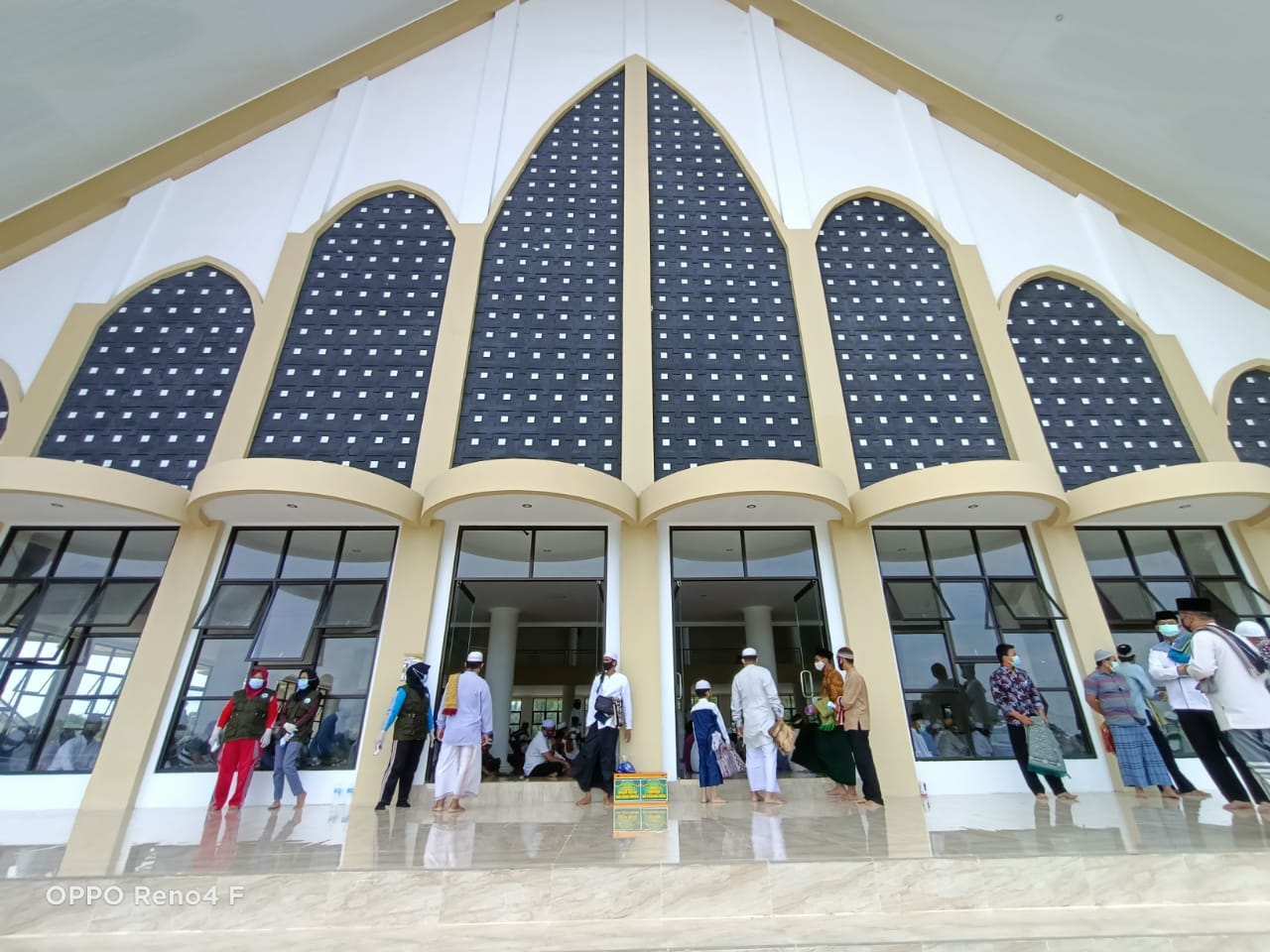 Bupati Tanjabbar Melaksanakan Shalat Jumat Perdana di Masjid Syekh Usman Tungkal