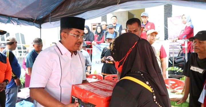 Bupati UAS Berikan Bantuan Kepada korban Kebakaran Lorong Banten