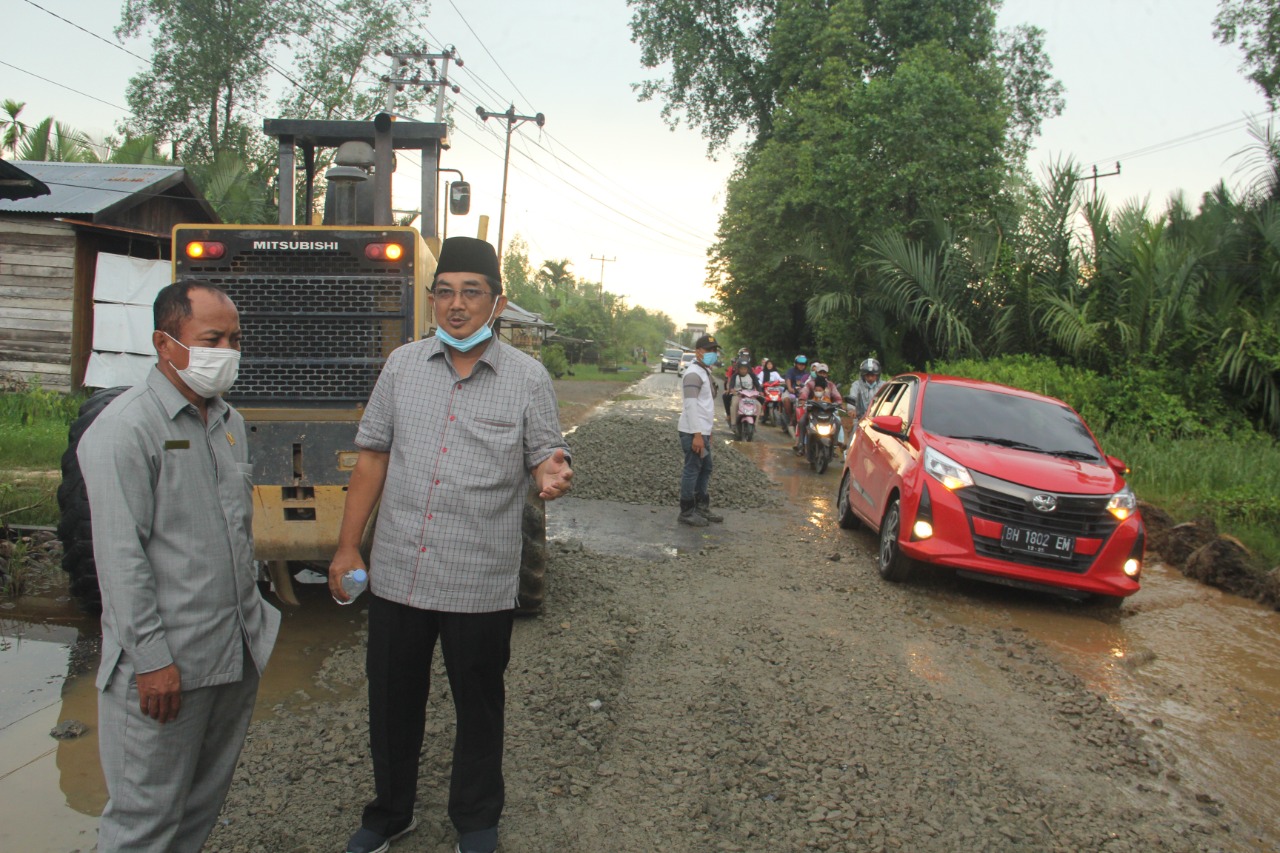 Bupati Tinjau Langsung Perbaikan Jalan  Rusak Di Desa Pembengis